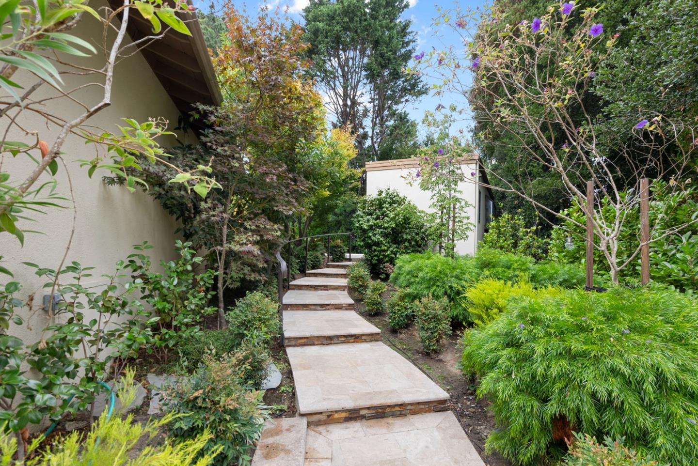 Detail Gallery Image 19 of 20 For 1430 Lakeview Dr, Hillsborough,  CA 94010 - 4 Beds | 3/1 Baths