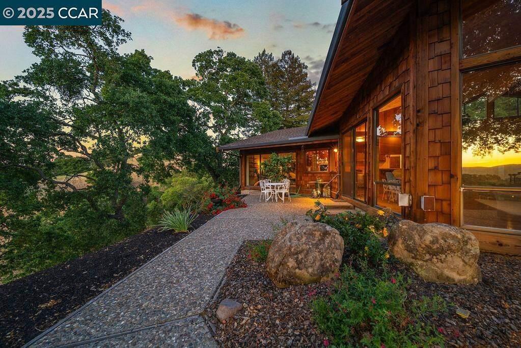 Detail Gallery Image 11 of 89 For 575 Morecroft Rd, Lafayette,  CA 94549 - 4 Beds | 3 Baths