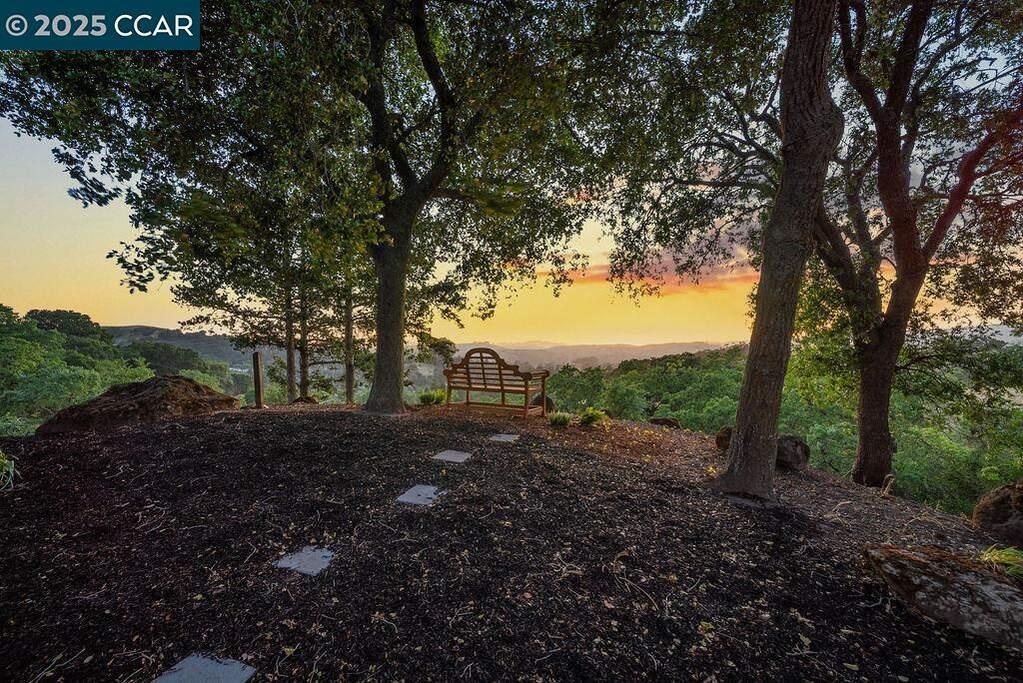 Detail Gallery Image 13 of 89 For 575 Morecroft Rd, Lafayette,  CA 94549 - 4 Beds | 3 Baths