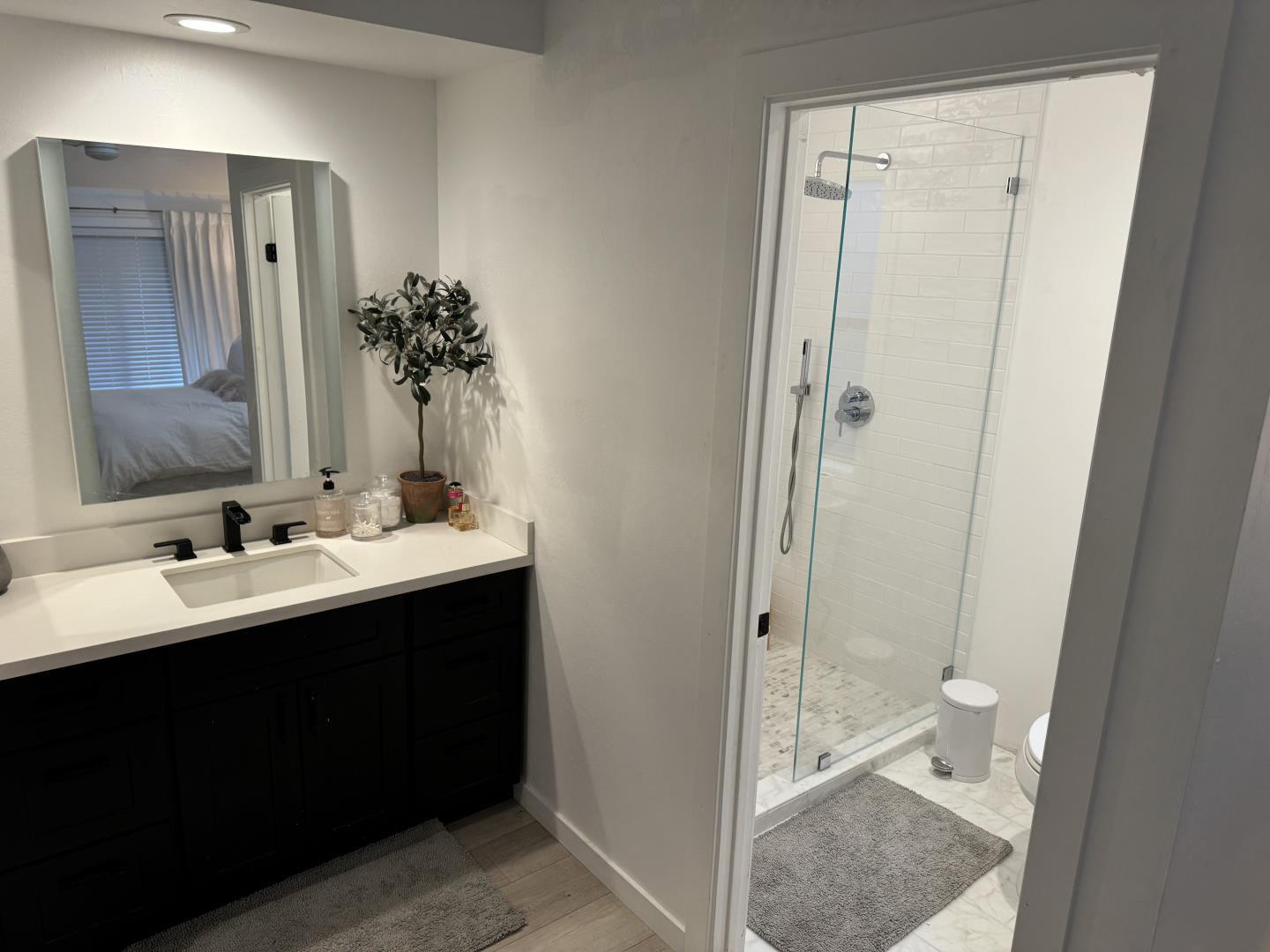 Detail Gallery Image 10 of 26 For 1 Doris Ct, Redwood City,  CA 94061 - 6 Beds | 5/1 Baths