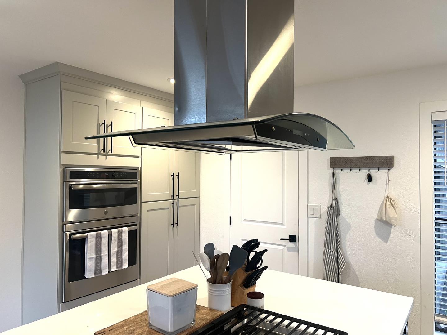 Detail Gallery Image 8 of 26 For 1 Doris Ct, Redwood City,  CA 94061 - 6 Beds | 5/1 Baths