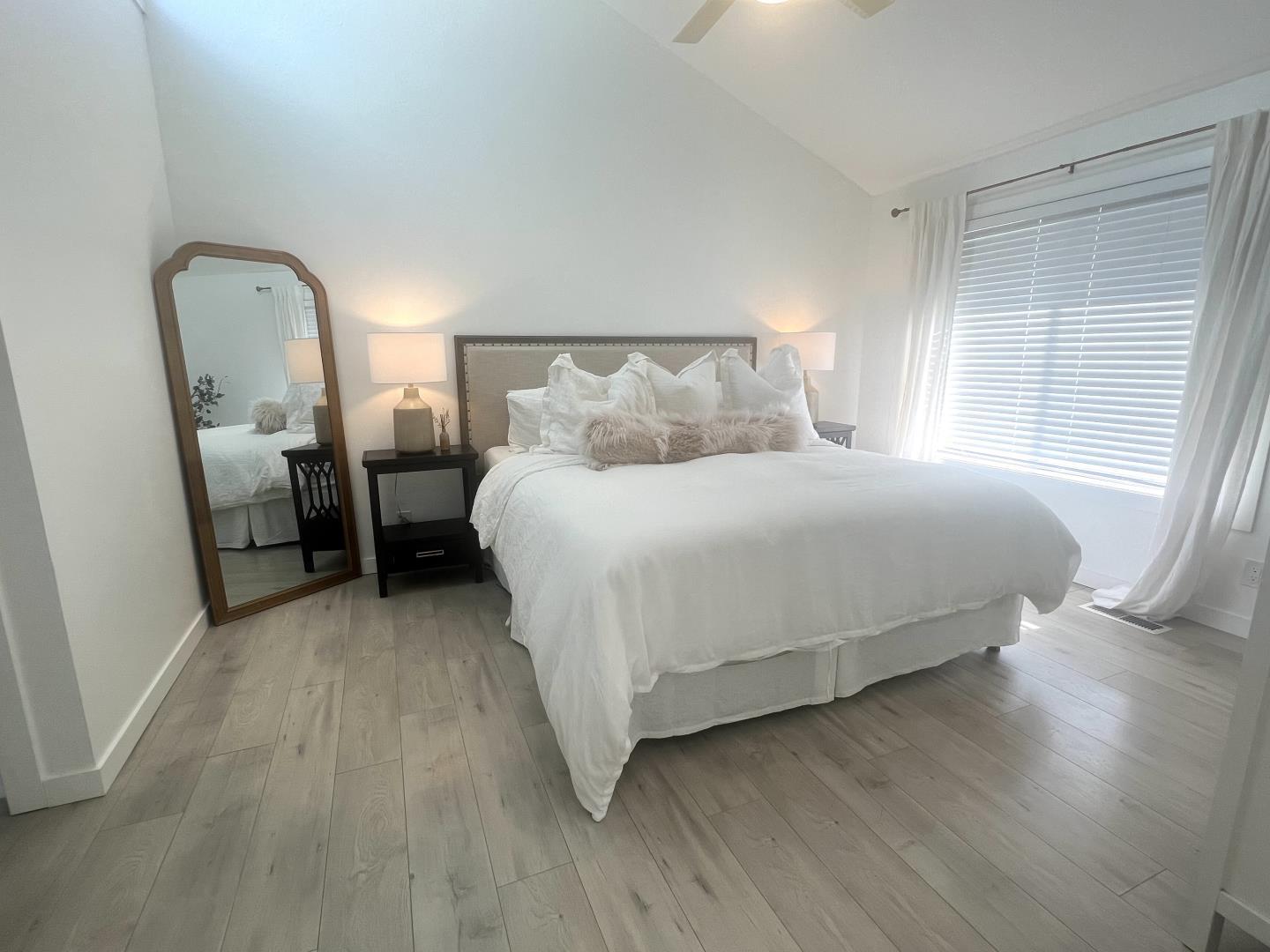 Detail Gallery Image 9 of 26 For 1 Doris Ct, Redwood City,  CA 94061 - 6 Beds | 5/1 Baths