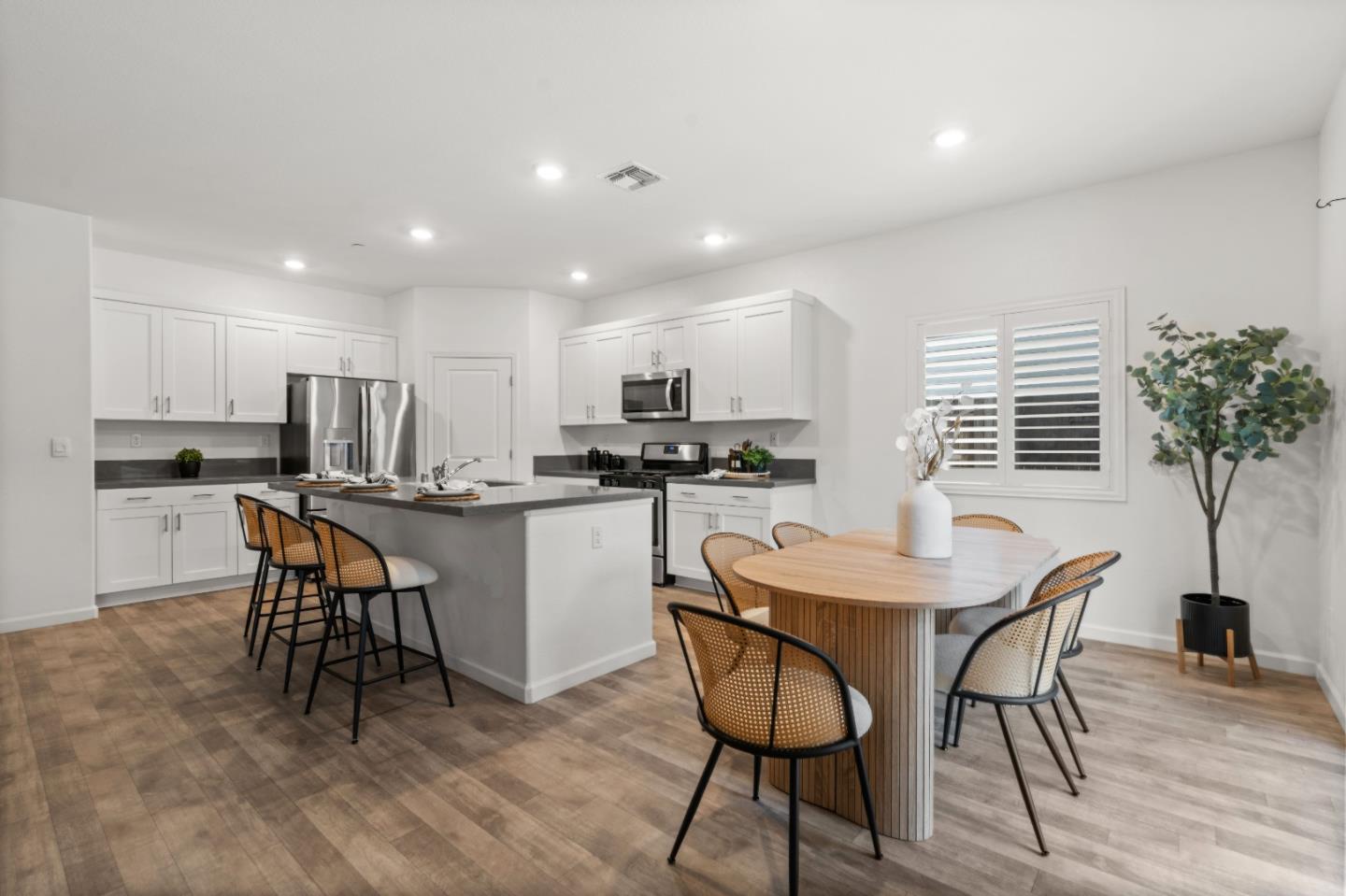 Detail Gallery Image 11 of 50 For 1340 Crimson Pl, Manteca,  CA 95336 - 3 Beds | 2 Baths