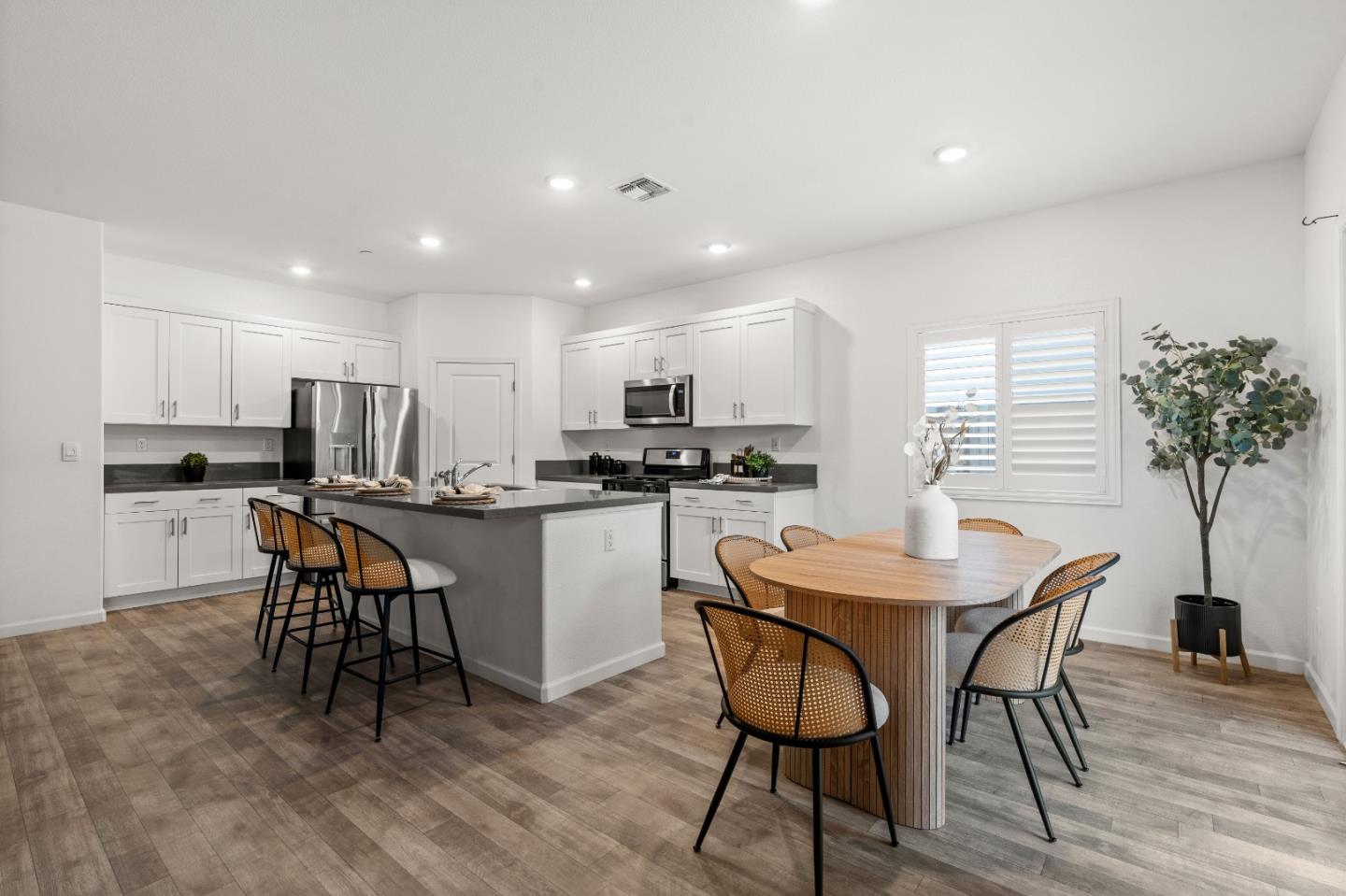 Detail Gallery Image 8 of 50 For 1340 Crimson Pl, Manteca,  CA 95336 - 3 Beds | 2 Baths