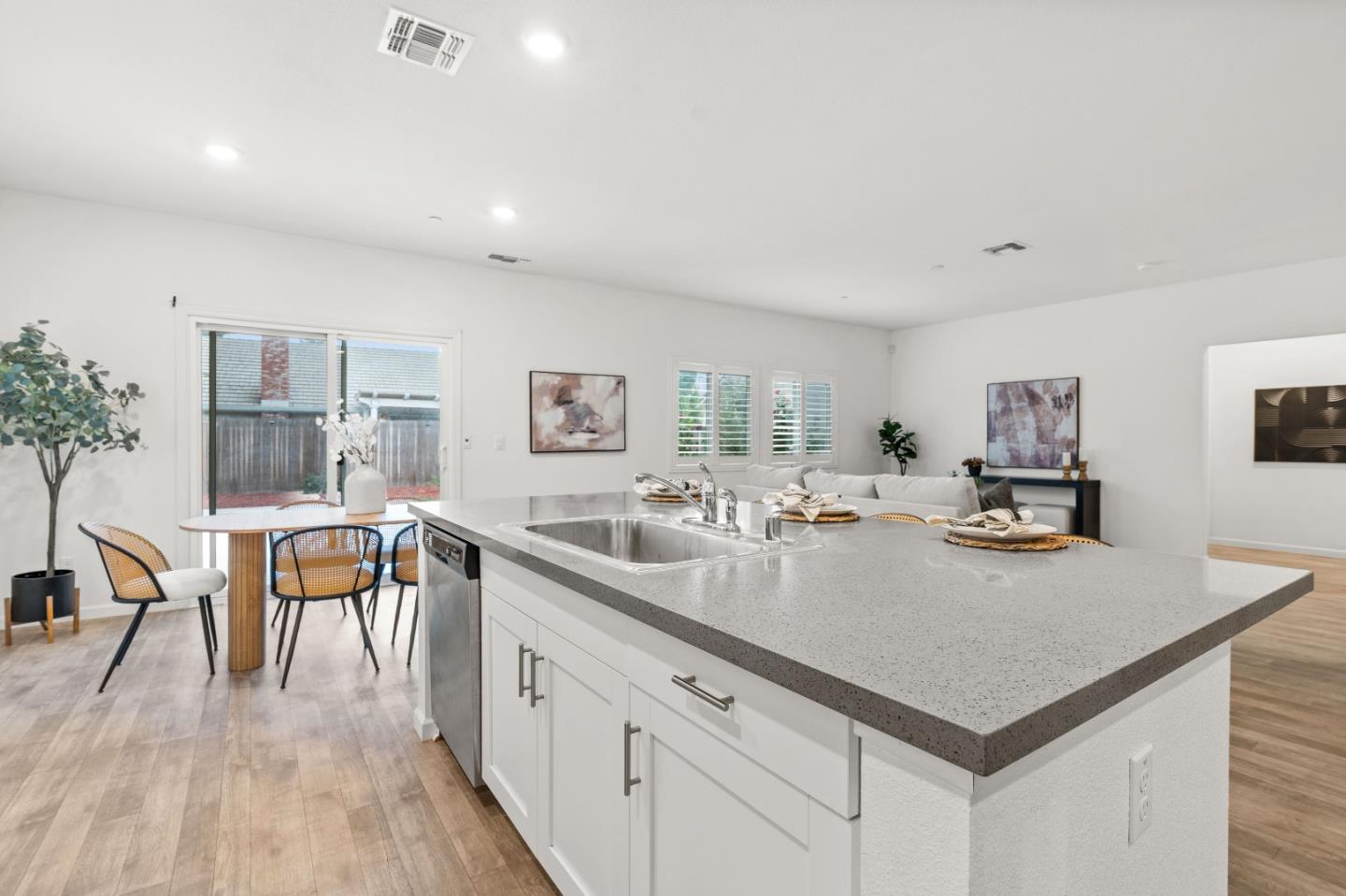 Detail Gallery Image 9 of 50 For 1340 Crimson Pl, Manteca,  CA 95336 - 3 Beds | 2 Baths