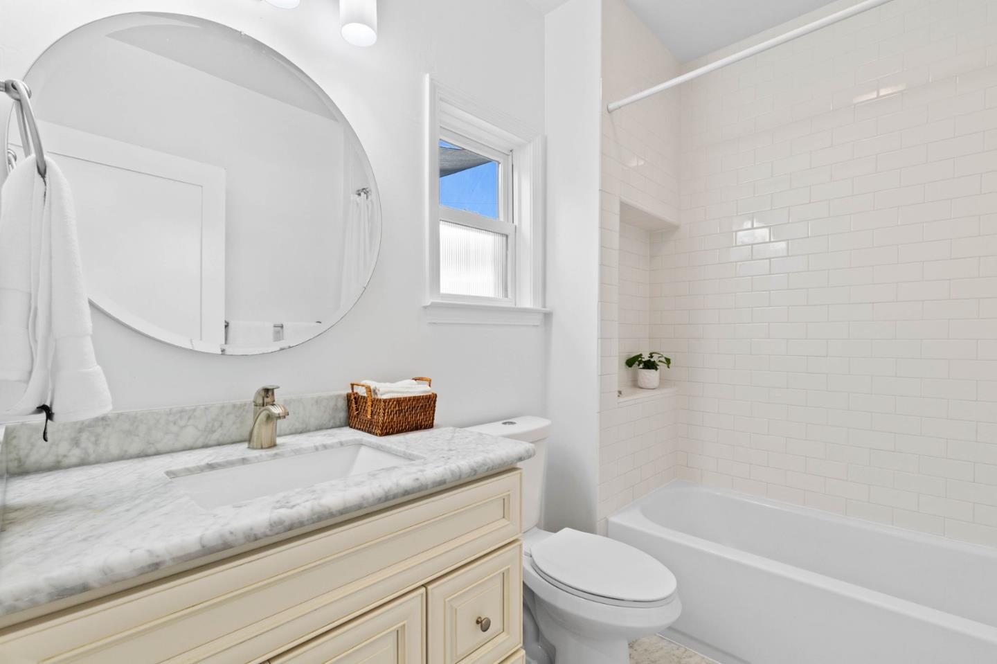 Detail Gallery Image 14 of 44 For 141 N Almaden Blvd, San Jose,  CA 95110 - 3 Beds | 2 Baths