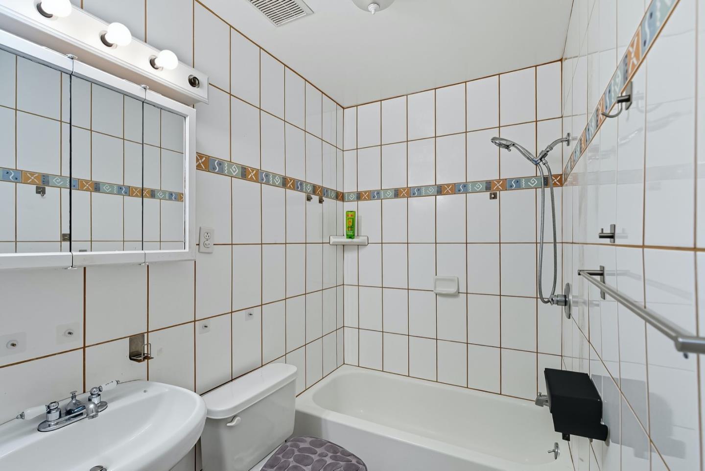 Detail Gallery Image 4 of 58 For 1840 Church St, San Francisco,  CA 94131 - 6 Beds | 4 Baths