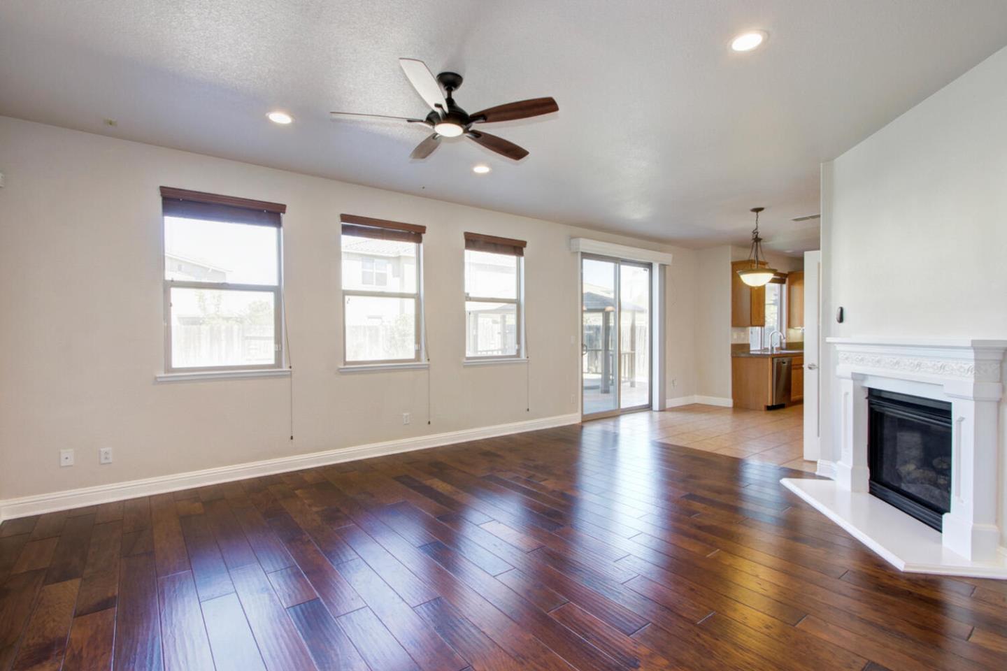 Detail Gallery Image 10 of 28 For 9987 Spring View Way, Elk Grove,  CA 95757 - 4 Beds | 3 Baths