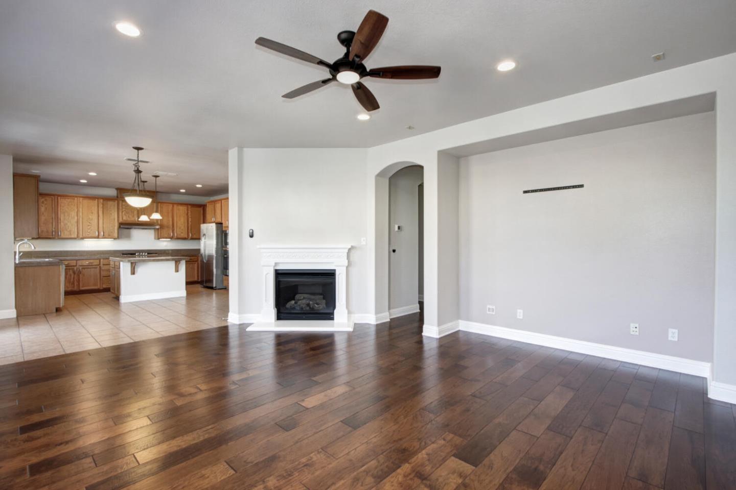 Detail Gallery Image 9 of 28 For 9987 Spring View Way, Elk Grove,  CA 95757 - 4 Beds | 3 Baths