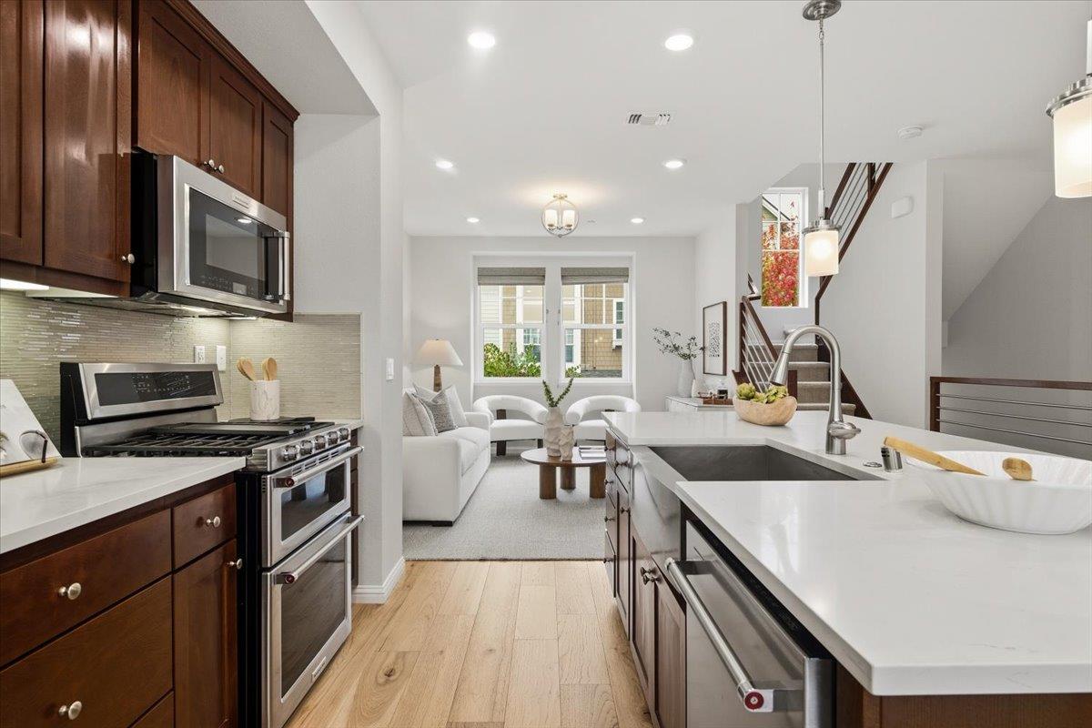 Detail Gallery Image 11 of 31 For 117 Orbit Way, Mountain View,  CA 94043 - 3 Beds | 3/1 Baths