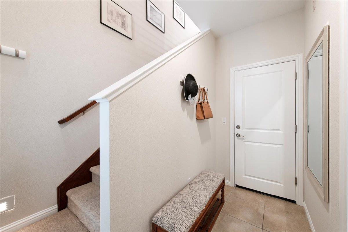 Detail Gallery Image 4 of 31 For 117 Orbit Way, Mountain View,  CA 94043 - 3 Beds | 3/1 Baths