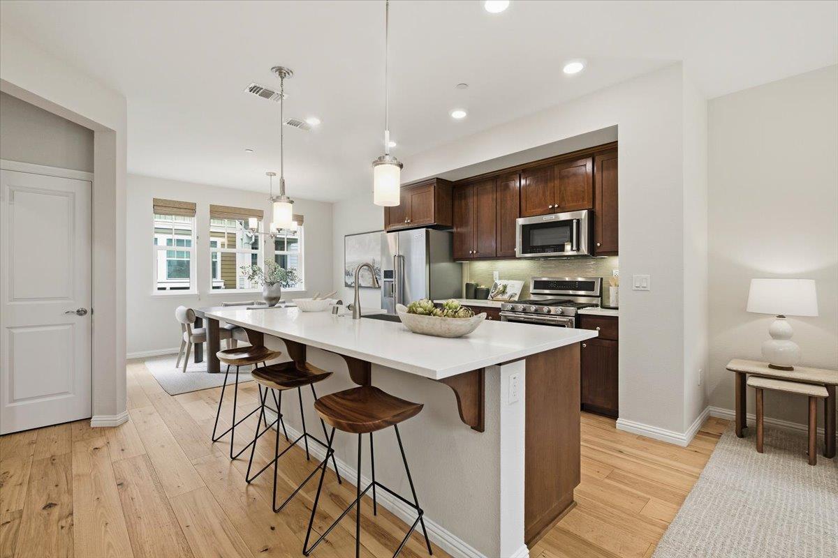 Detail Gallery Image 7 of 31 For 117 Orbit Way, Mountain View,  CA 94043 - 3 Beds | 3/1 Baths