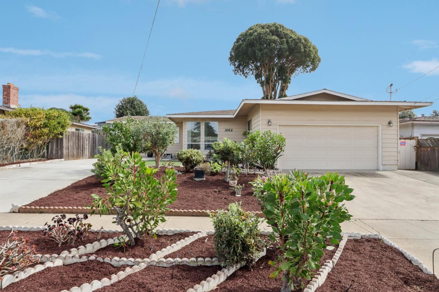 Detail Gallery Image 2 of 52 For 3012 Ellen Ct, Marina,  CA 93933 - 6 Beds | 4 Baths