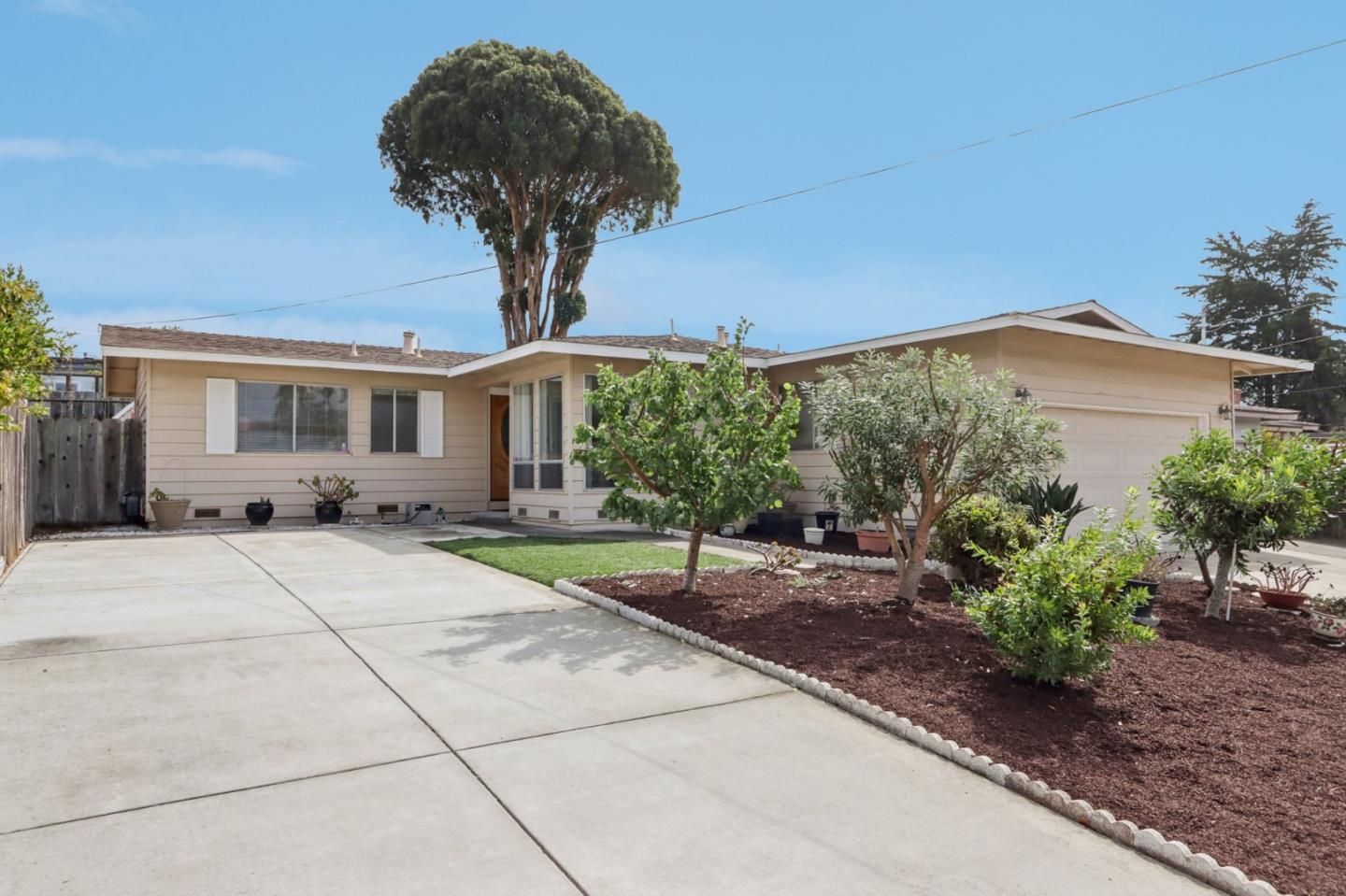 Detail Gallery Image 4 of 52 For 3012 Ellen Ct, Marina,  CA 93933 - 6 Beds | 4 Baths