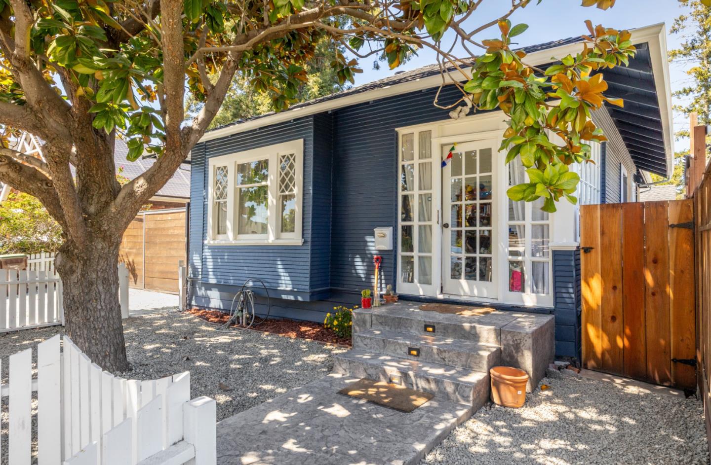 Detail Gallery Image 2 of 42 For 1124 Laurel St, Santa Cruz,  CA 95060 - 3 Beds | 2 Baths