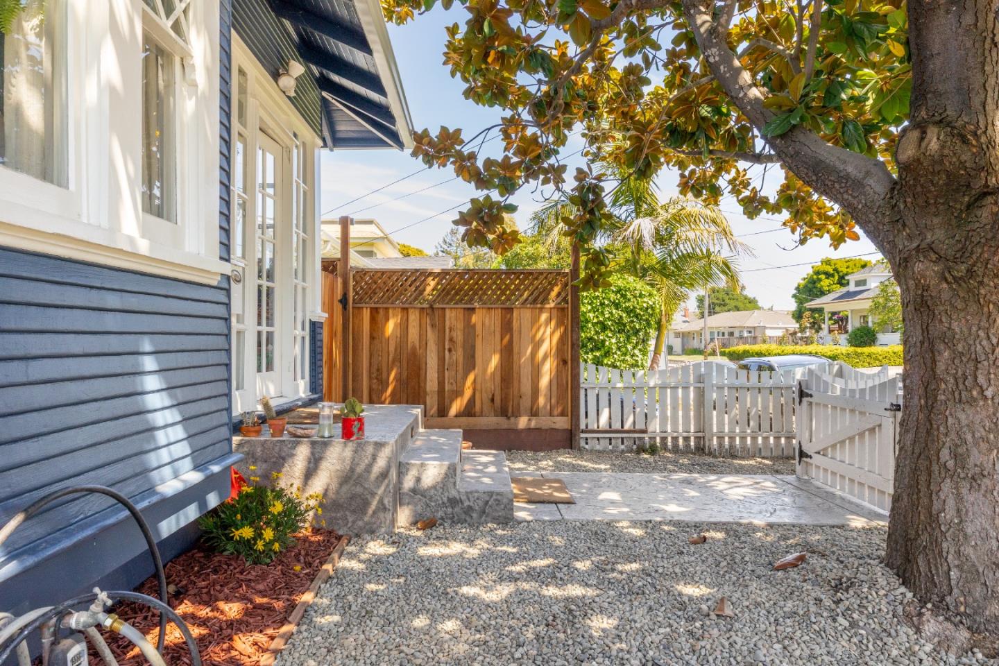Detail Gallery Image 5 of 42 For 1124 Laurel St, Santa Cruz,  CA 95060 - 3 Beds | 2 Baths