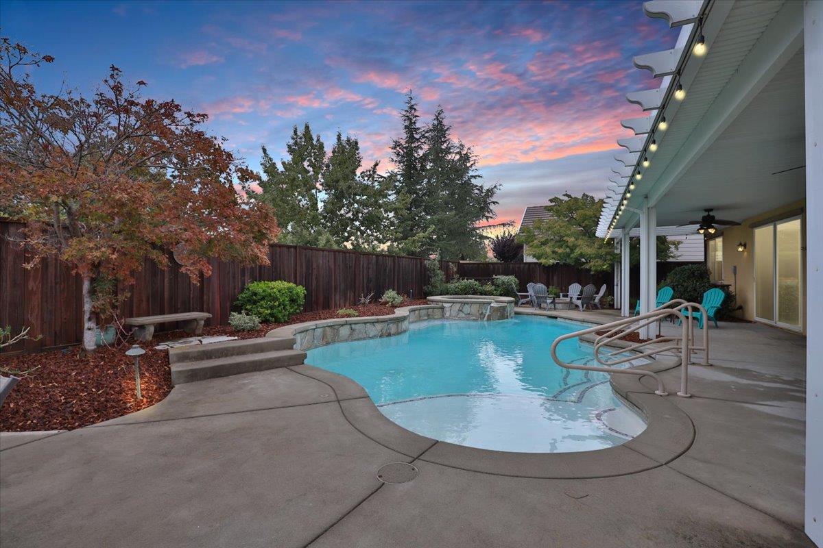 Detail Gallery Image 2 of 46 For 2719 Woodgate Way, Roseville,  CA 95747 - 4 Beds | 3 Baths