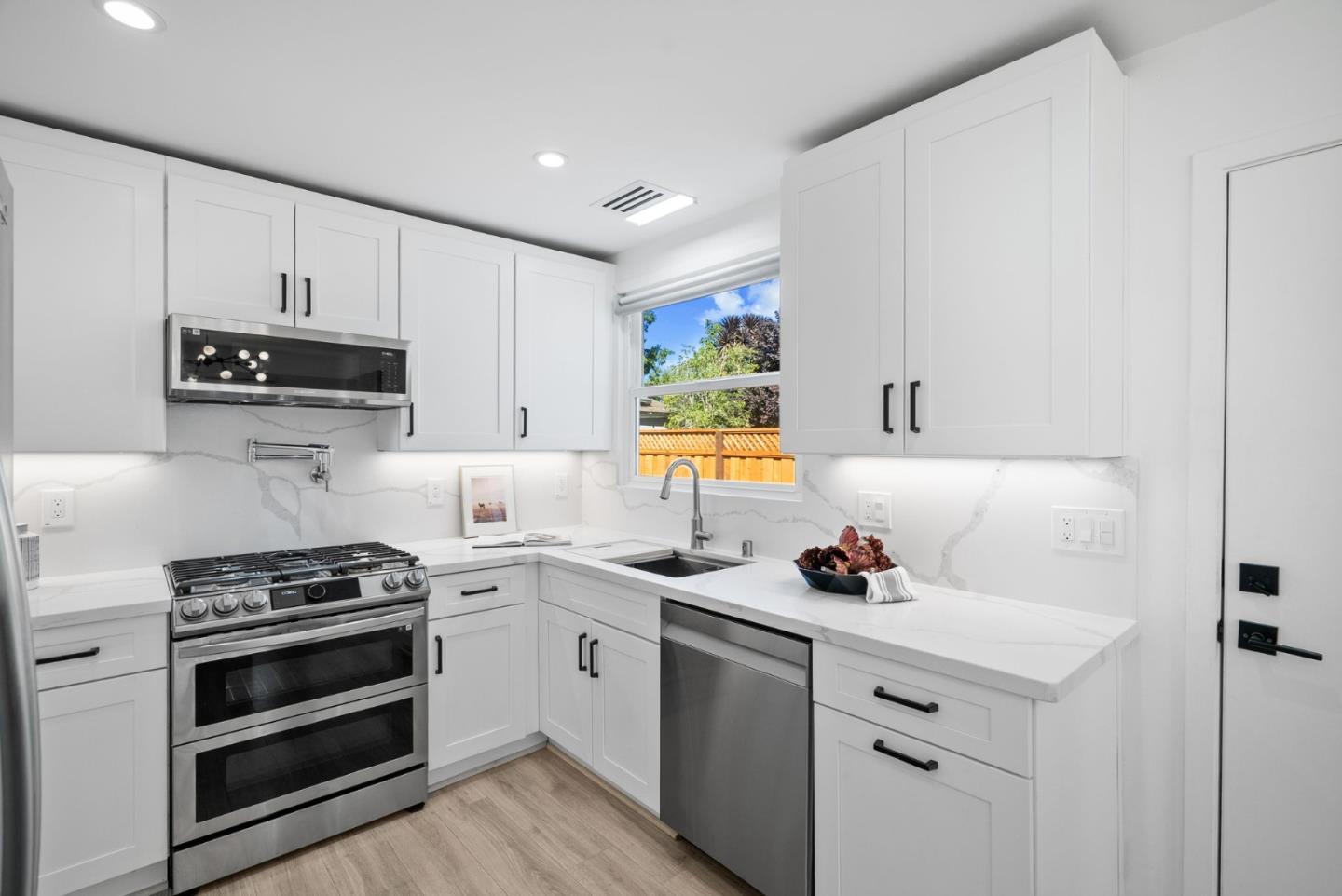 Detail Gallery Image 6 of 27 For 903 Laurel Ave, Menlo Park,  CA 94025 - 3 Beds | 1 Baths