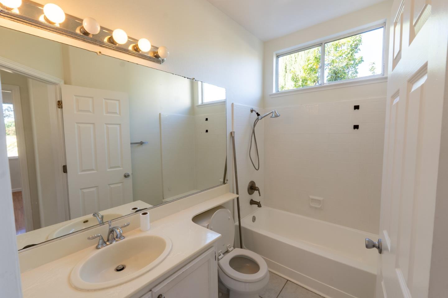 Detail Gallery Image 13 of 44 For 441 Adrian Ct, Hollister,  CA 95023 - 5 Beds | 3 Baths