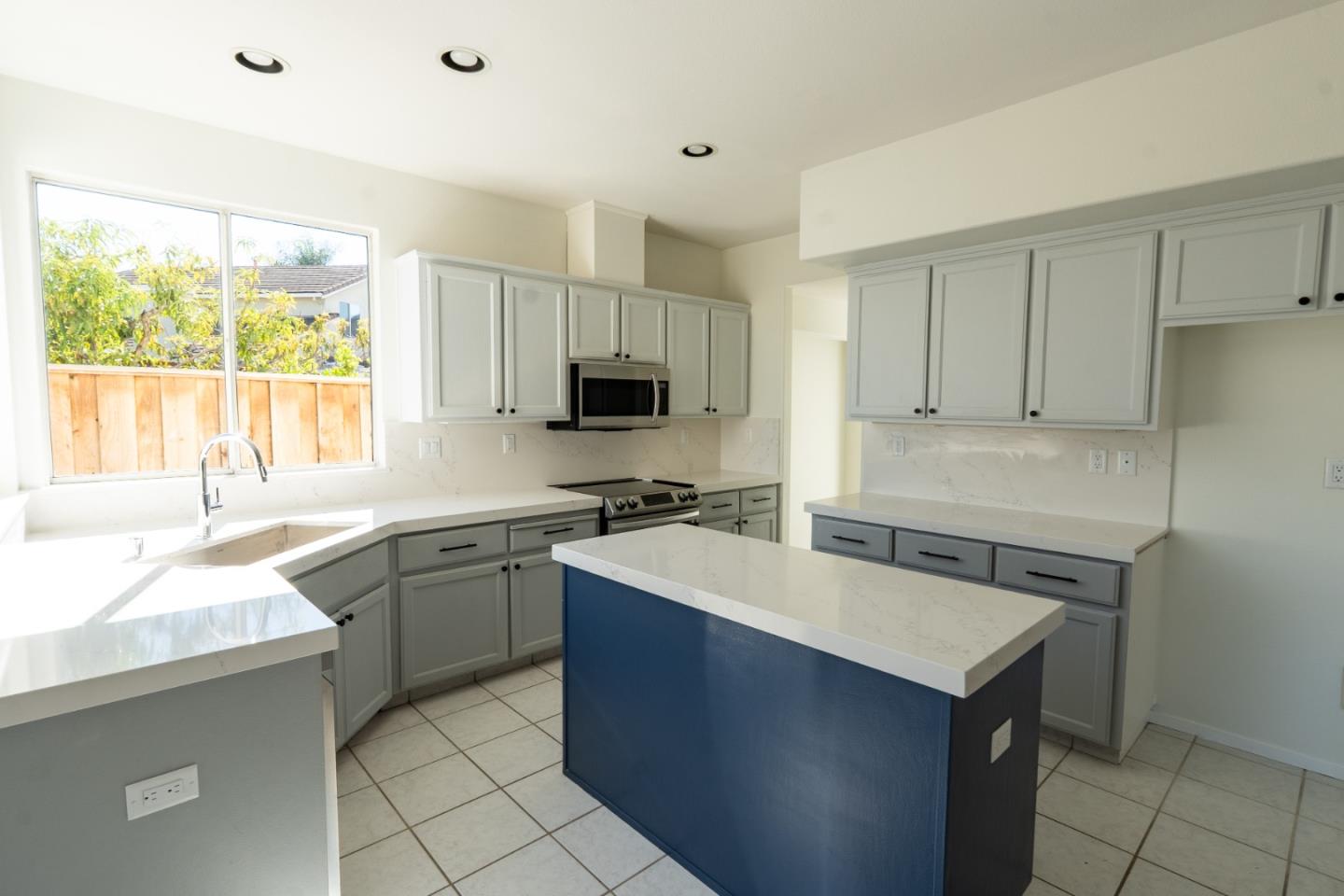 Detail Gallery Image 24 of 44 For 441 Adrian Ct, Hollister,  CA 95023 - 5 Beds | 3 Baths