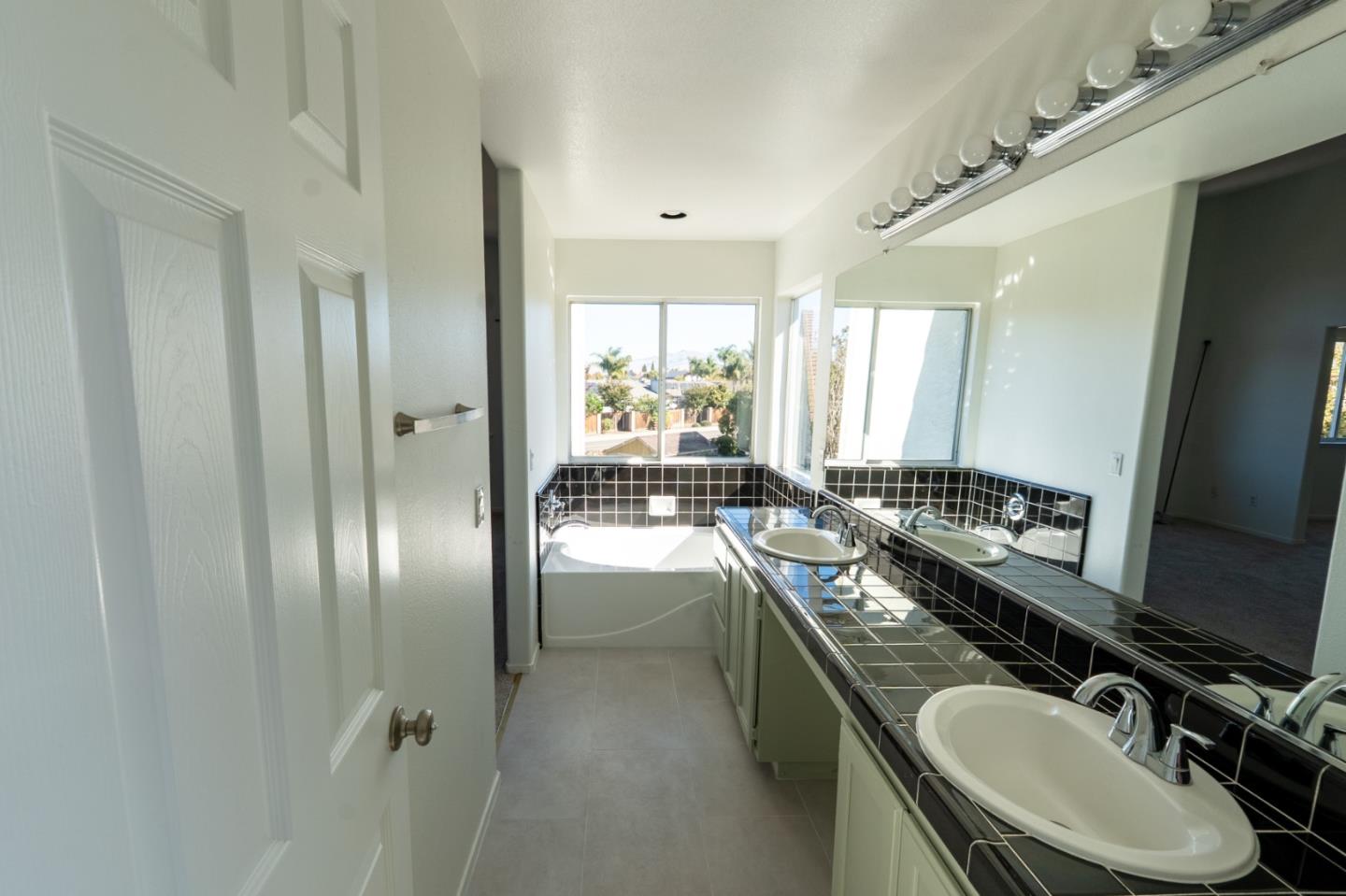 Detail Gallery Image 32 of 44 For 441 Adrian Ct, Hollister,  CA 95023 - 5 Beds | 3 Baths