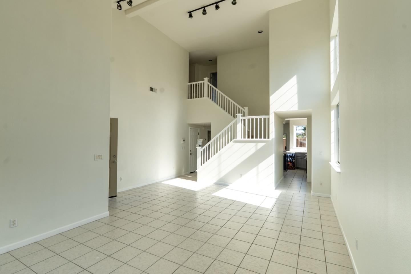 Detail Gallery Image 9 of 44 For 441 Adrian Ct, Hollister,  CA 95023 - 5 Beds | 3 Baths