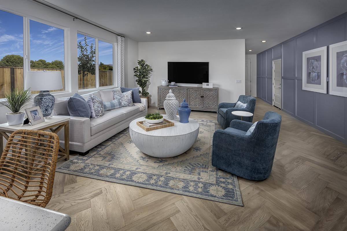 Detail Gallery Image 4 of 12 For 1911 Peony St, Hollister,  CA 95023 - 4 Beds | 3 Baths