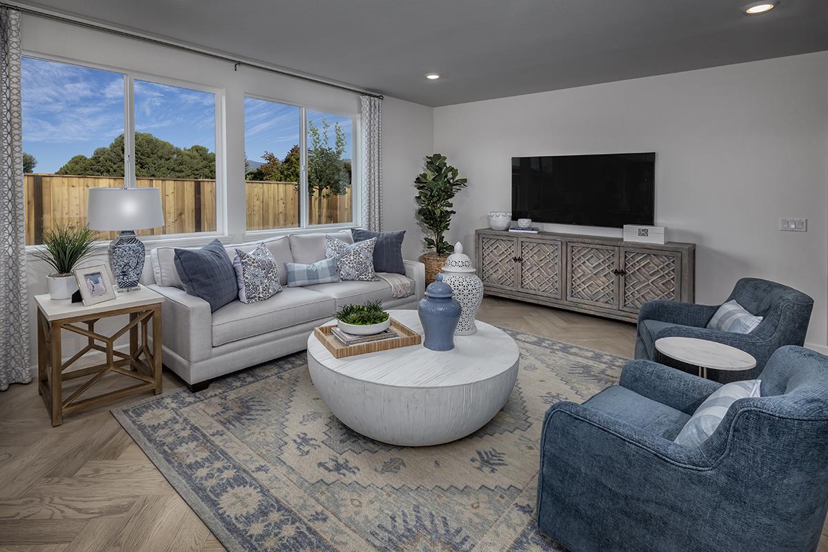 Detail Gallery Image 6 of 12 For 1911 Peony St, Hollister,  CA 95023 - 4 Beds | 3 Baths