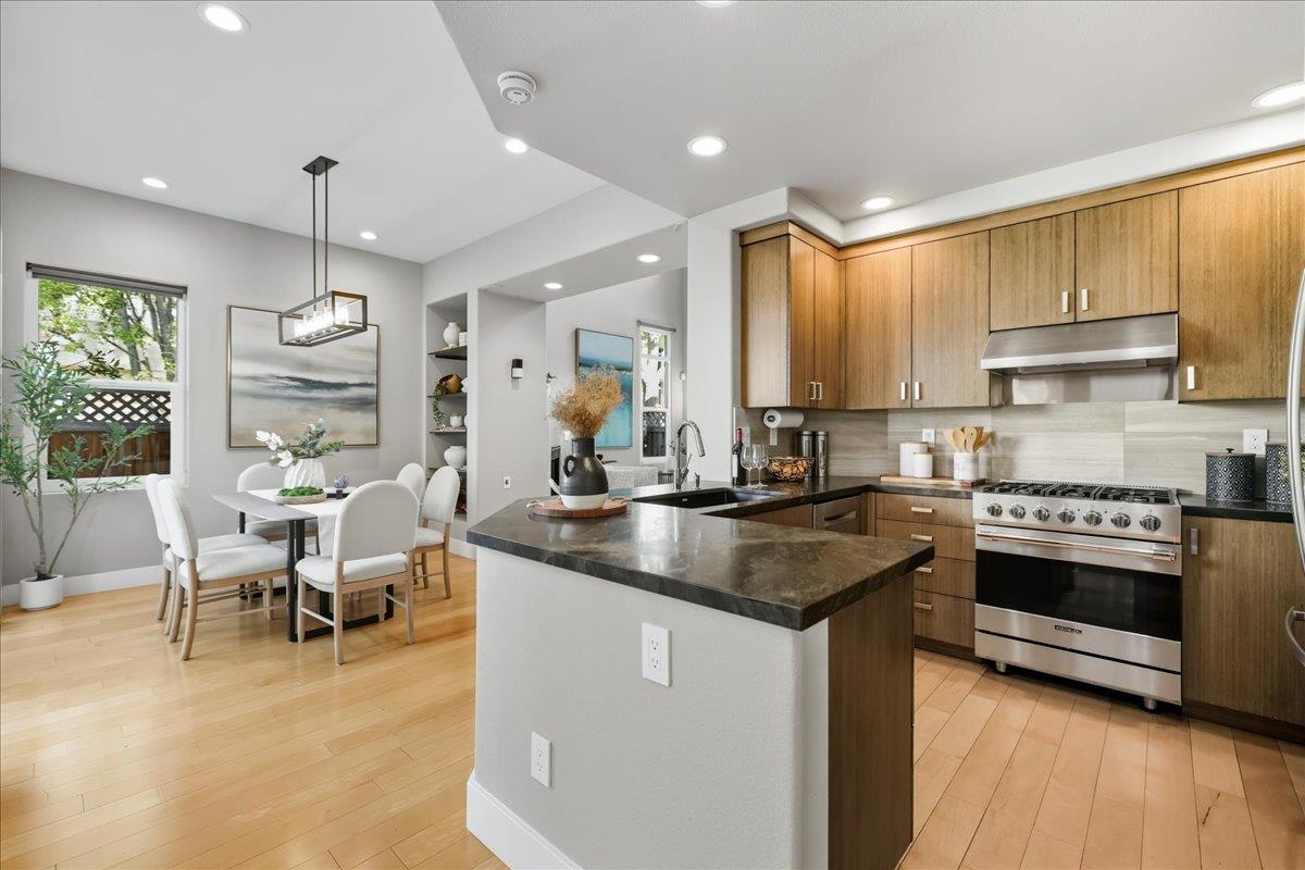 Detail Gallery Image 9 of 45 For 118 Magnolia Ln, Mountain View,  CA 94043 - 3 Beds | 3 Baths