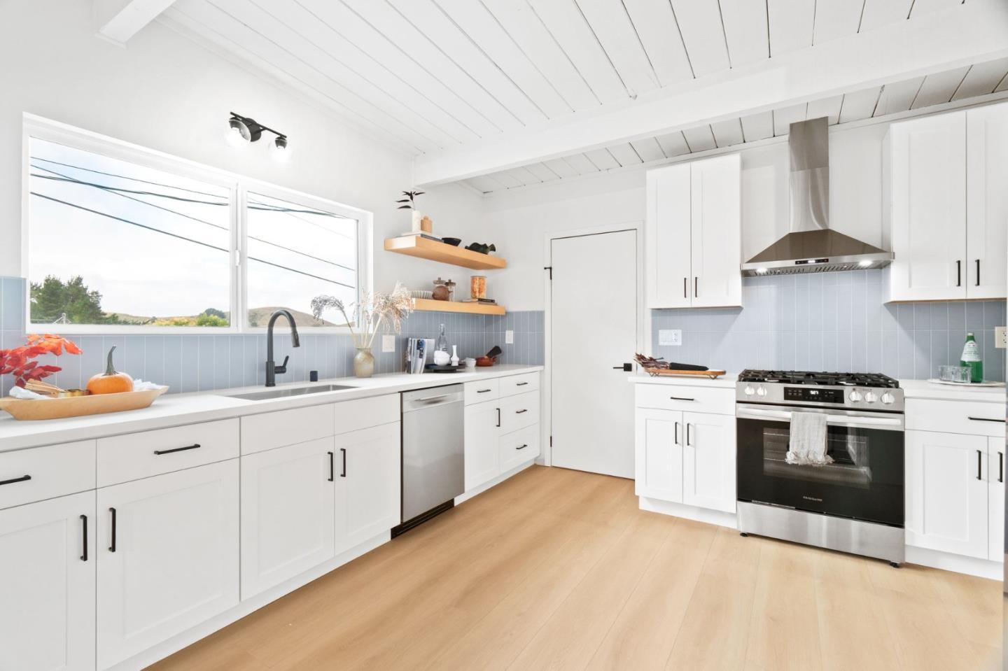 Detail Gallery Image 8 of 31 For 241 Hillside Dr, Pacifica,  CA 94044 - 3 Beds | 2 Baths