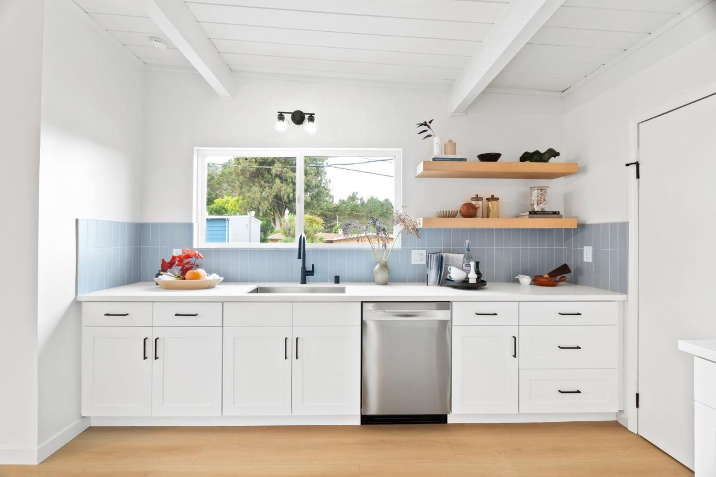 Detail Gallery Image 9 of 31 For 241 Hillside Dr, Pacifica,  CA 94044 - 3 Beds | 2 Baths