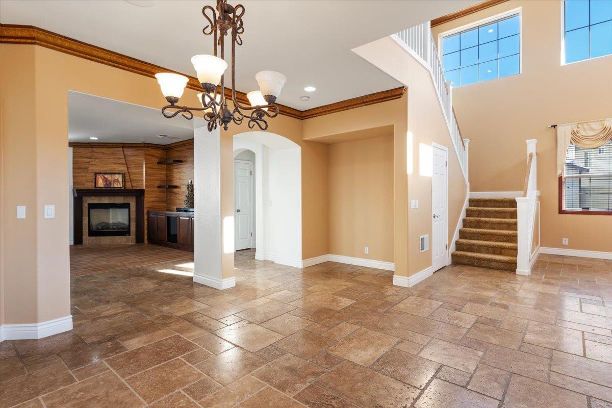 Detail Gallery Image 10 of 61 For 16 Wimbledon Cir, Salinas,  CA 93906 - 6 Beds | 3 Baths