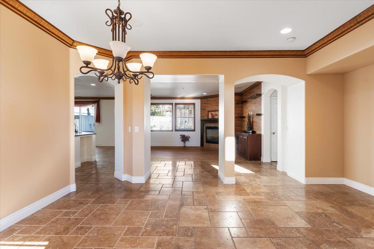 Detail Gallery Image 9 of 61 For 16 Wimbledon Cir, Salinas,  CA 93906 - 6 Beds | 3 Baths