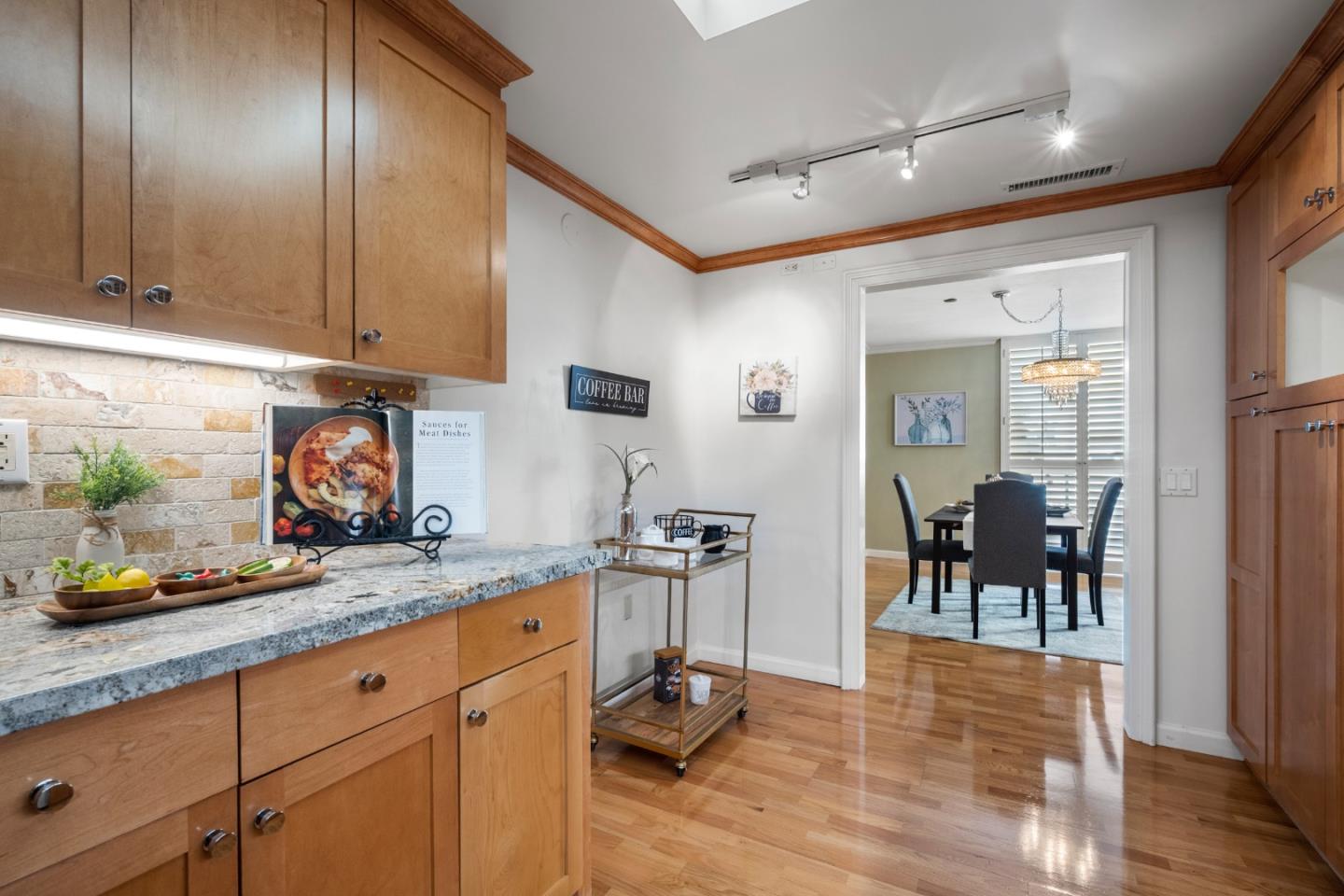 Detail Gallery Image 11 of 48 For 110 Park Rd #103,  Burlingame,  CA 94010 - 2 Beds | 2 Baths
