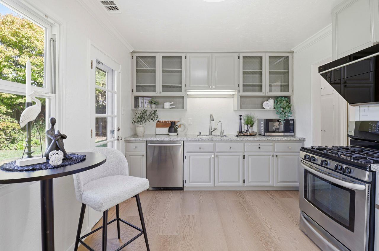 Detail Gallery Image 10 of 35 For 516 Middlesex Rd, Belmont,  CA 94002 - 3 Beds | 1 Baths