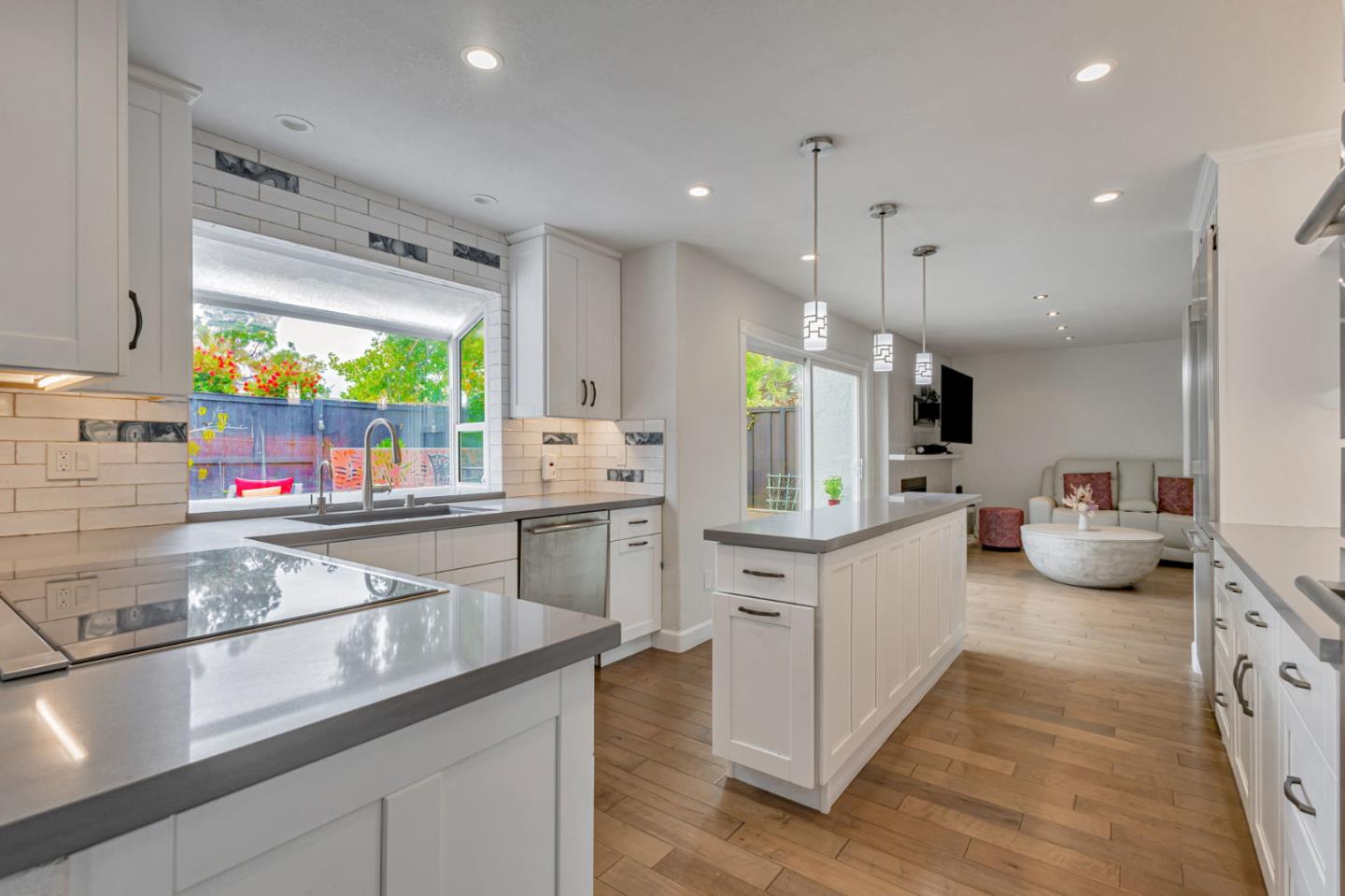 Detail Gallery Image 14 of 61 For 578 Seahorse Ln, Redwood City,  CA 94065 - 4 Beds | 2/1 Baths