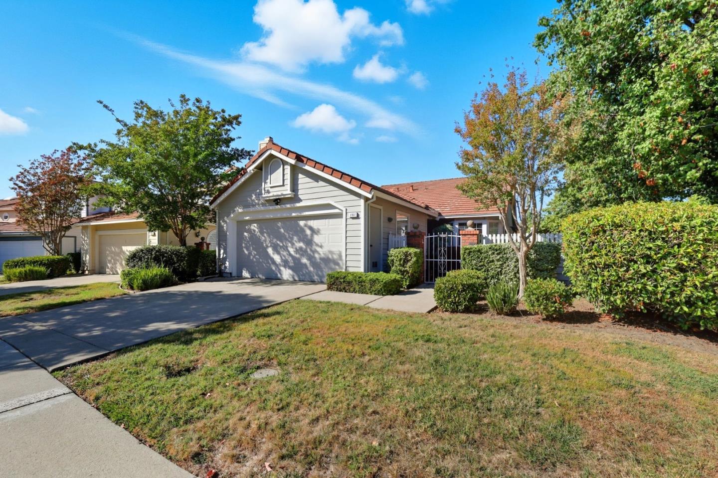 Detail Gallery Image 3 of 36 For 2327 Farmcrest St, Milpitas,  CA 95035 - 2 Beds | 2 Baths