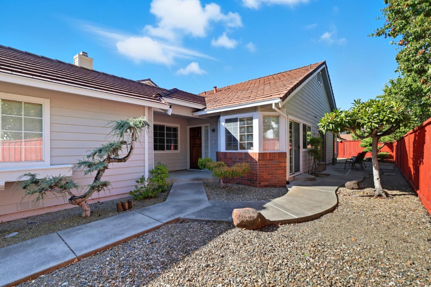 Detail Gallery Image 4 of 36 For 2327 Farmcrest St, Milpitas,  CA 95035 - 2 Beds | 2 Baths