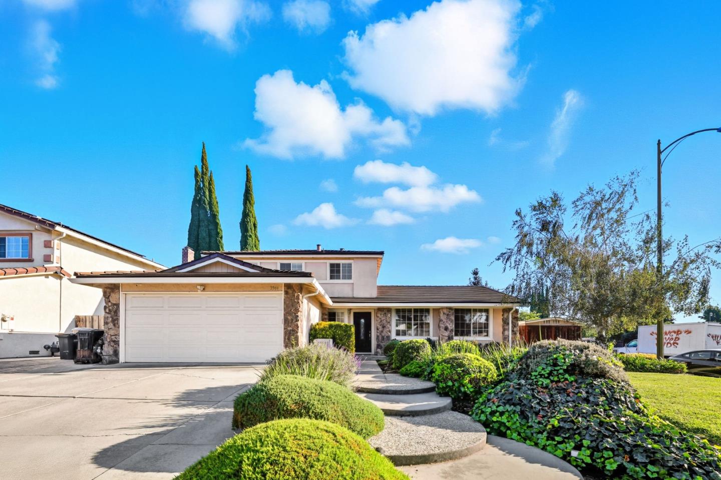 Detail Gallery Image 4 of 39 For 3344 Quesada Dr, San Jose,  CA 95148 - 4 Beds | 2/1 Baths