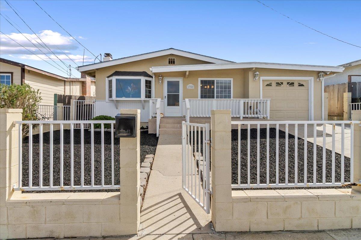 Detail Gallery Image 2 of 38 For 1752 Mendocino St, Seaside,  CA 93955 - 3 Beds | 2 Baths