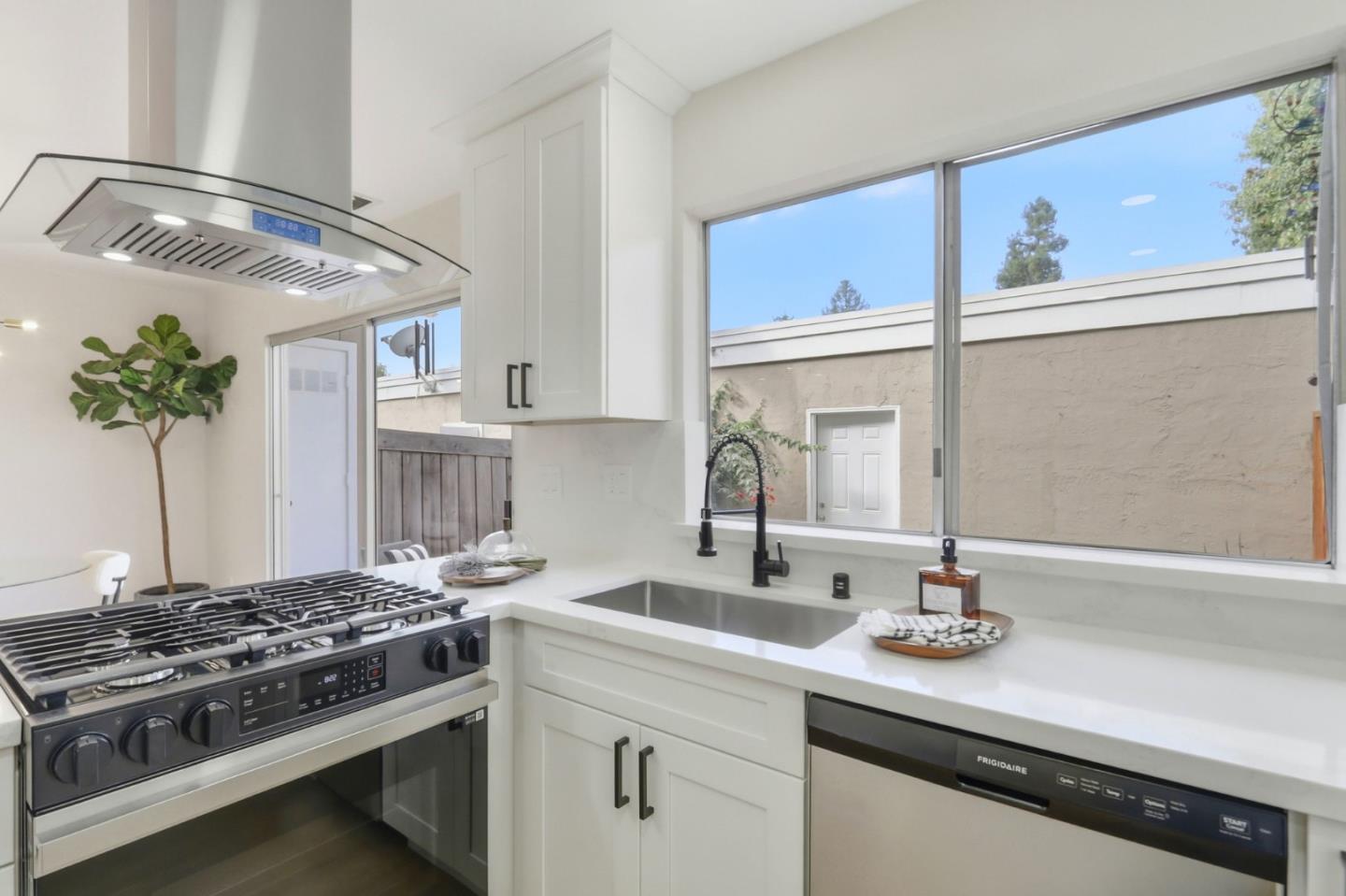 Detail Gallery Image 12 of 47 For 3070 Ironside Ct, San Jose,  CA 95132 - 4 Beds | 2/1 Baths