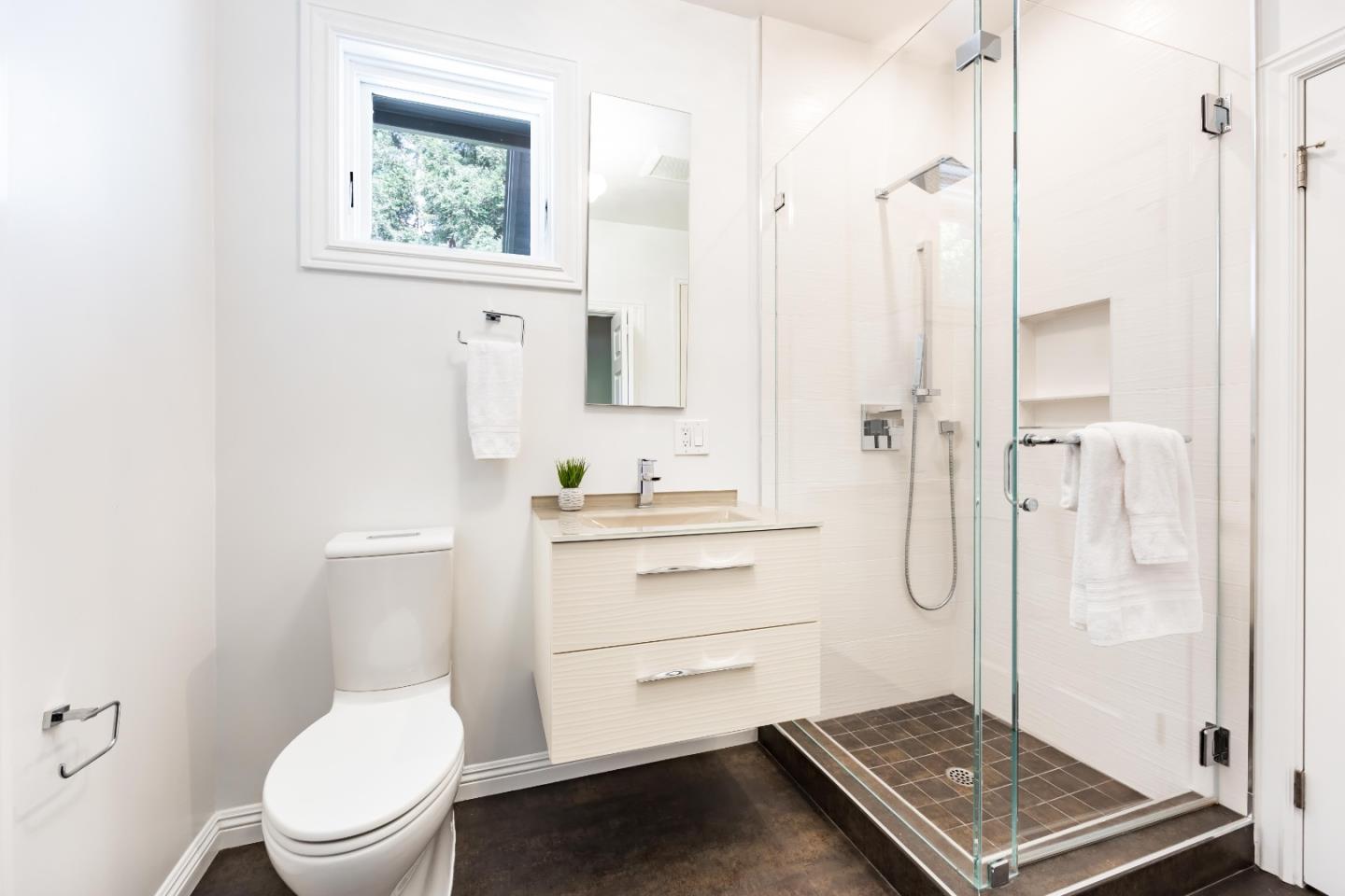 Detail Gallery Image 14 of 37 For 720 Vista Dr, Redwood City,  CA 94062 - 5 Beds | 4/1 Baths