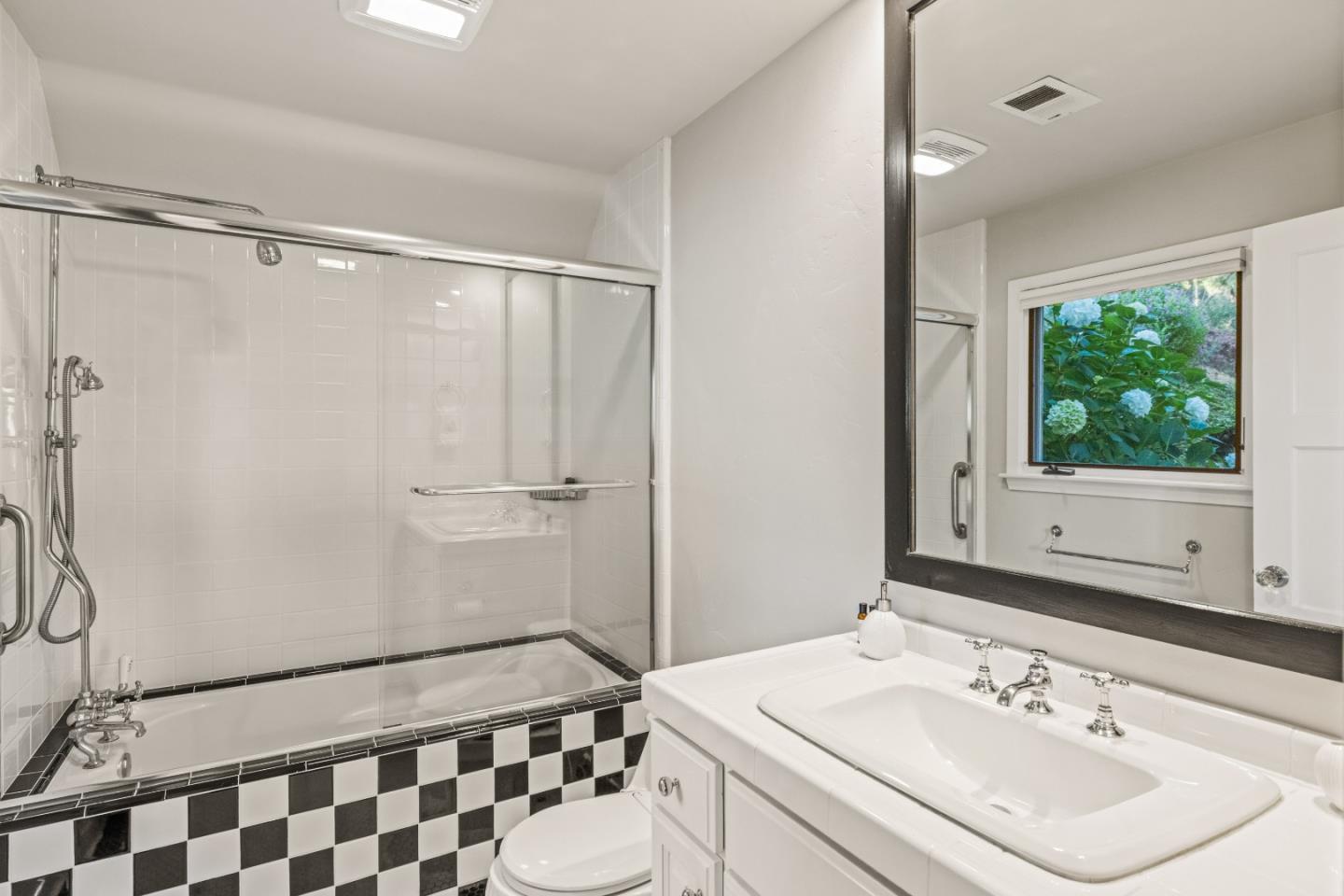 Detail Gallery Image 32 of 41 For 100 Cypress Way, Carmel,  CA 93923 - 5 Beds | 4/1 Baths