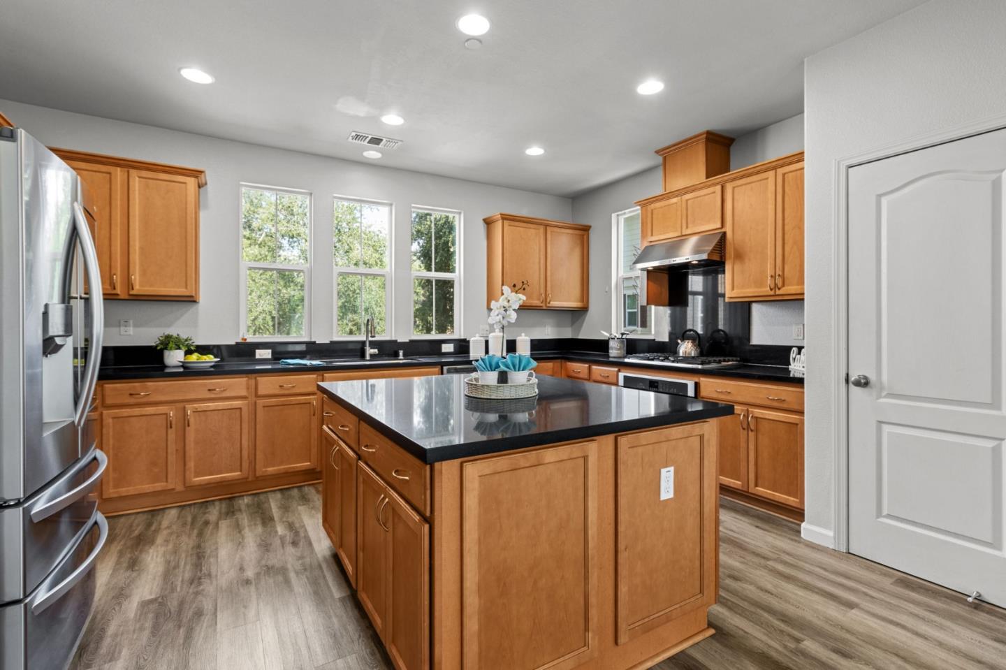 Detail Gallery Image 4 of 26 For 6630 S Mariposa Ln, Dublin,  CA 94568 - 4 Beds | 3/1 Baths