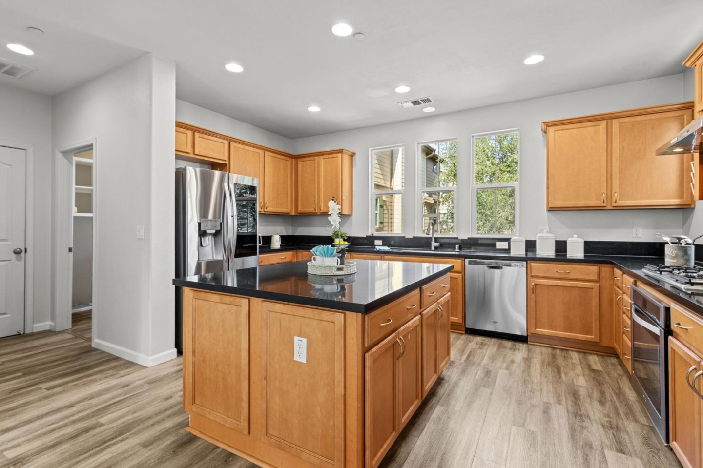 Detail Gallery Image 5 of 26 For 6630 S Mariposa Ln, Dublin,  CA 94568 - 4 Beds | 3/1 Baths