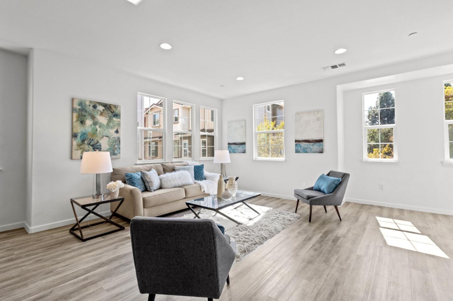 Detail Gallery Image 9 of 26 For 6630 S Mariposa Ln, Dublin,  CA 94568 - 4 Beds | 3/1 Baths