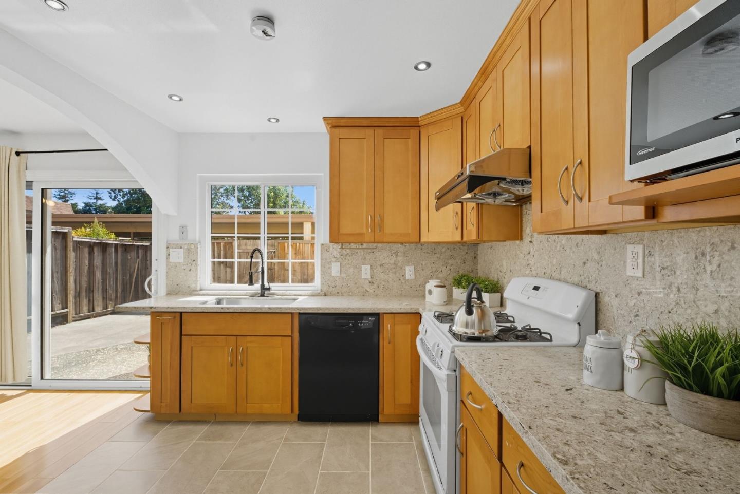 Detail Gallery Image 6 of 60 For 2421 Arf Ave, Hayward,  CA 94545 - 4 Beds | 2/1 Baths