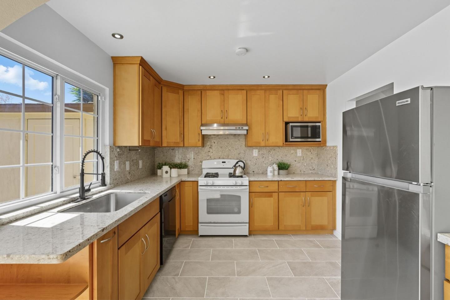 Detail Gallery Image 7 of 60 For 2421 Arf Ave, Hayward,  CA 94545 - 4 Beds | 2/1 Baths