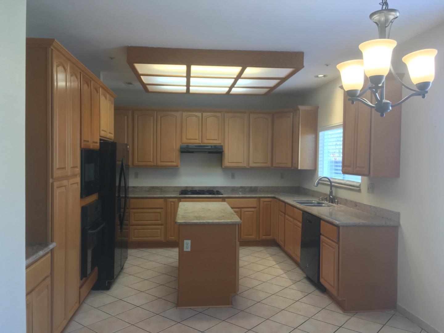 Detail Gallery Image 10 of 13 For 1109 Elmsford Way, Salinas,  CA 93906 - 5 Beds | 3 Baths