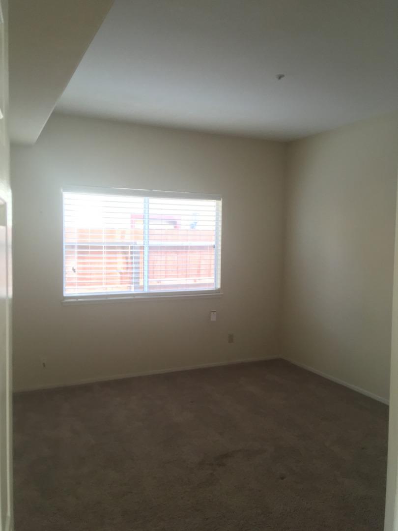 Detail Gallery Image 11 of 13 For 1109 Elmsford Way, Salinas,  CA 93906 - 5 Beds | 3 Baths